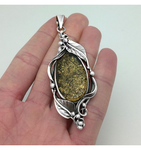 Amber pendant with leaves