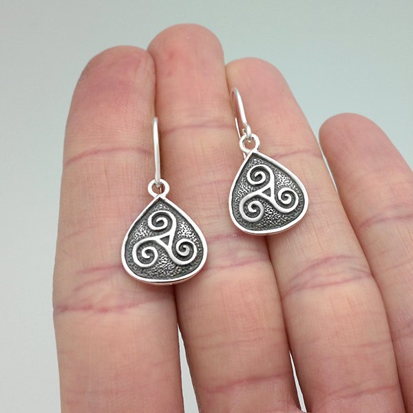 Teardrop earrings with trisquel