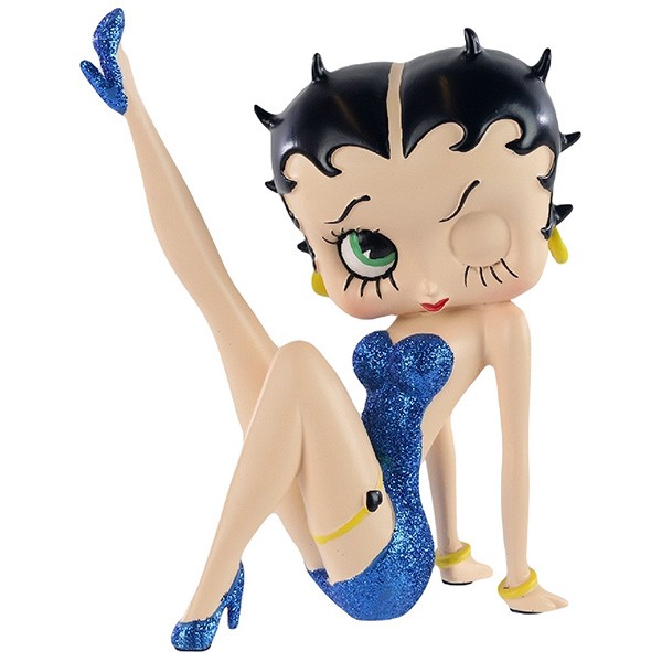 Betty Boop con vestido azul navy, posa con la pierna derecha levantada.