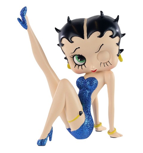 Betty Boop con vestido azul navy, posa con la pierna derecha levantada.