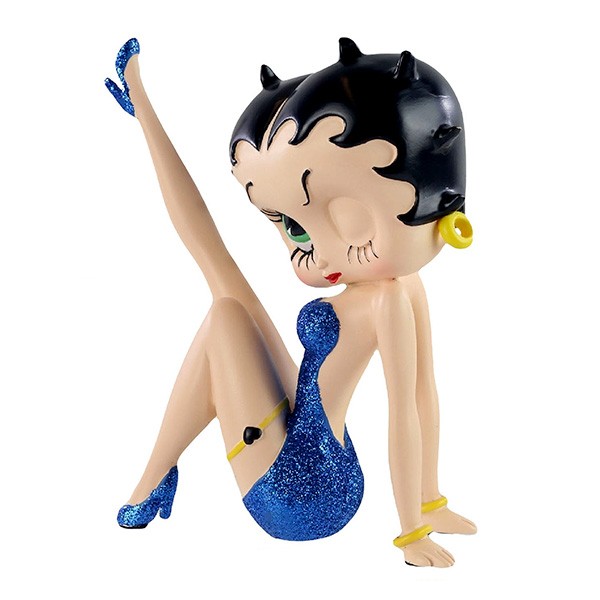 Betty Boop con vestido azul navy, posa con la pierna derecha levantada.