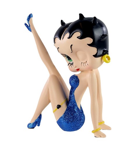 Betty Boop con vestido azul navy, posa con la pierna derecha levantada.