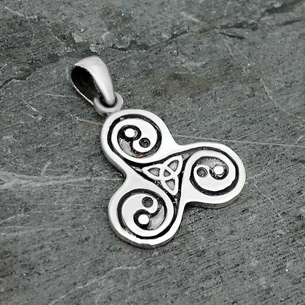 Colgante trisquel yin yang