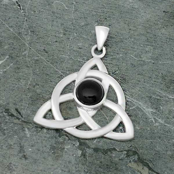 Colgante triqueta con Onix