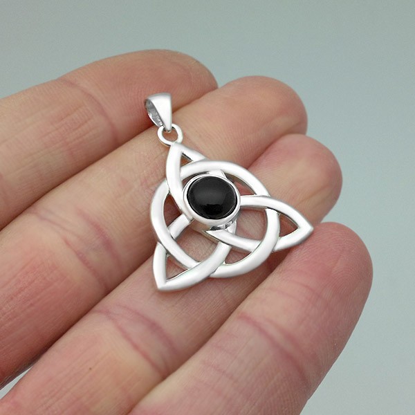 Colgante triqueta con Onix