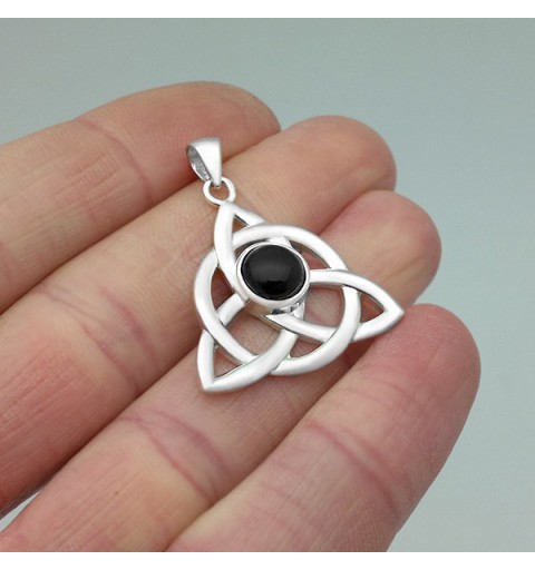 Colgante triqueta con Onix