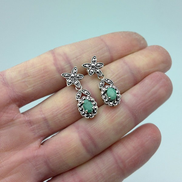 Pendientes cortos de esmeraldas