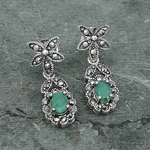 Pendientes cortos de esmeraldas