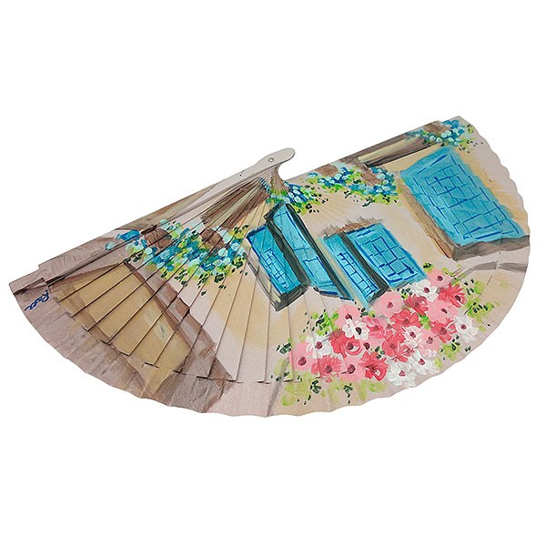 Abanico artesanal fachada con flores y ventanas azules