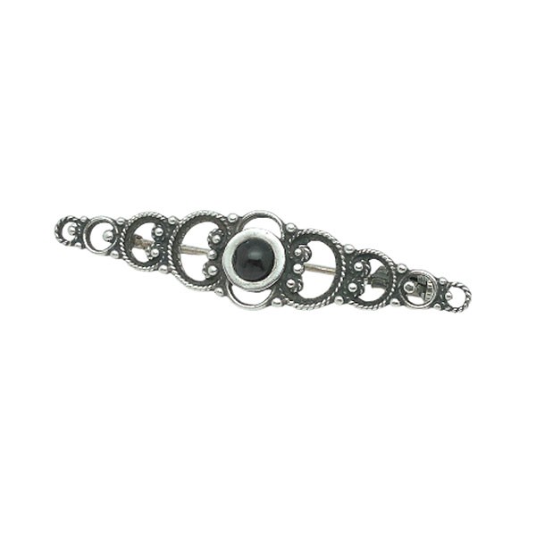 Broche artesanal en plata de ley con azabache, de estilo clásico, elaborado en plata de ley y azabache.