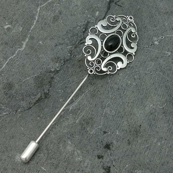 Broche tipo alfiler, en plata de ley y azabache.