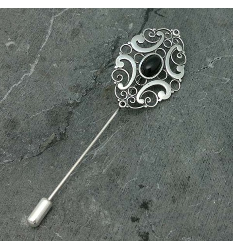 Broche tipo alfiler, en plata de ley y azabache.