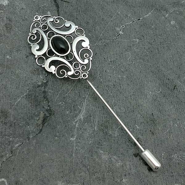 Broche tipo alfiler, en plata de ley y azabache.