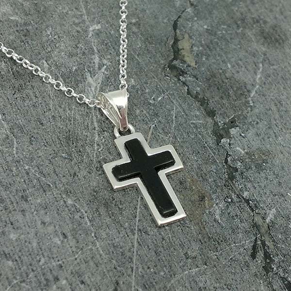 Cruz lisa, en plata de ley y azabache natural