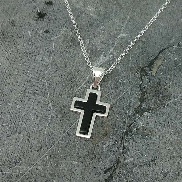 Cruz lisa, en plata de ley y azabache natural