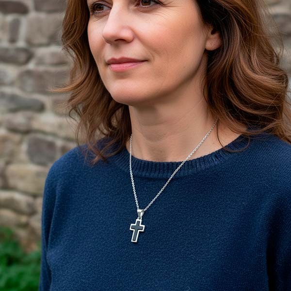 Cruz lisa, en plata de ley y azabache natural