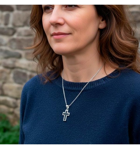 Cruz lisa, en plata de ley y azabache natural