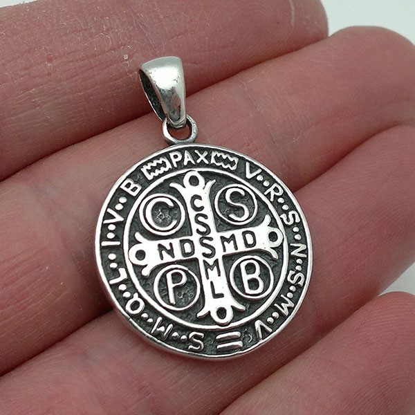 Medalla de San Benito, en plata de ley.