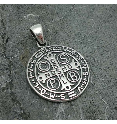 Medalla de San Benito, en plata de ley.