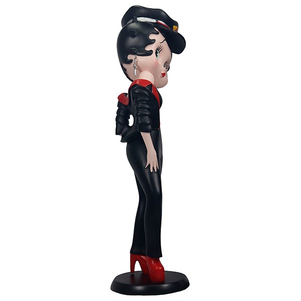 Figura Betty Boop motera, con vestido negro ajustado.