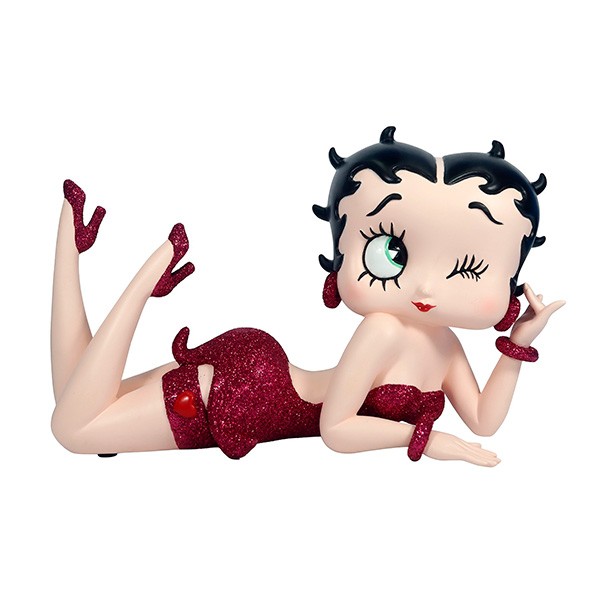 Betty Boop acostada, con un vestido rosa fucsia
