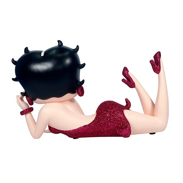 Betty Boop acostada, con un vestido rosa fucsia