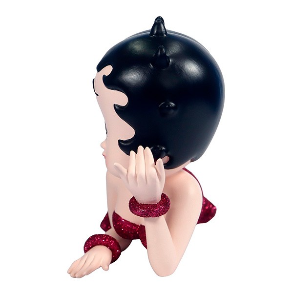 Betty Boop acostada, con un vestido rosa fucsia