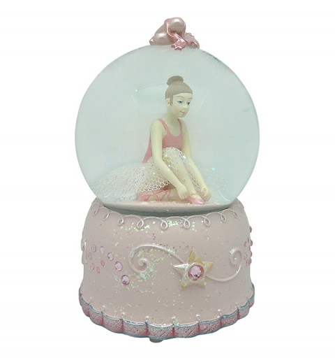 Snow globe, in which we can see a ballerina adjusting her pointe shoes.