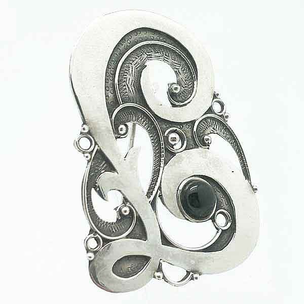  Brooch in silver with letter L