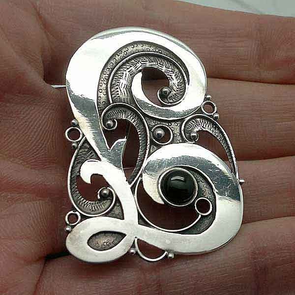  Brooch in silver with letter L