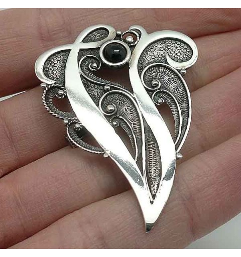 Brooch in silver with letter V