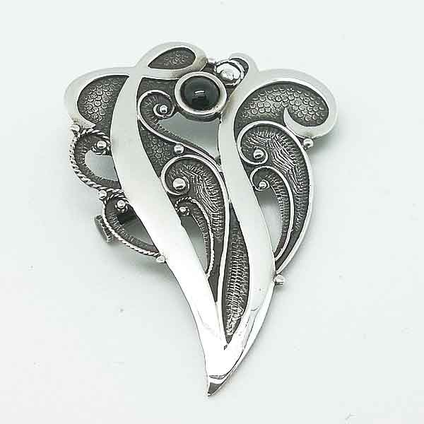 Brooch in silver with letter V