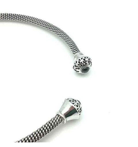 Torque silver and jet neck